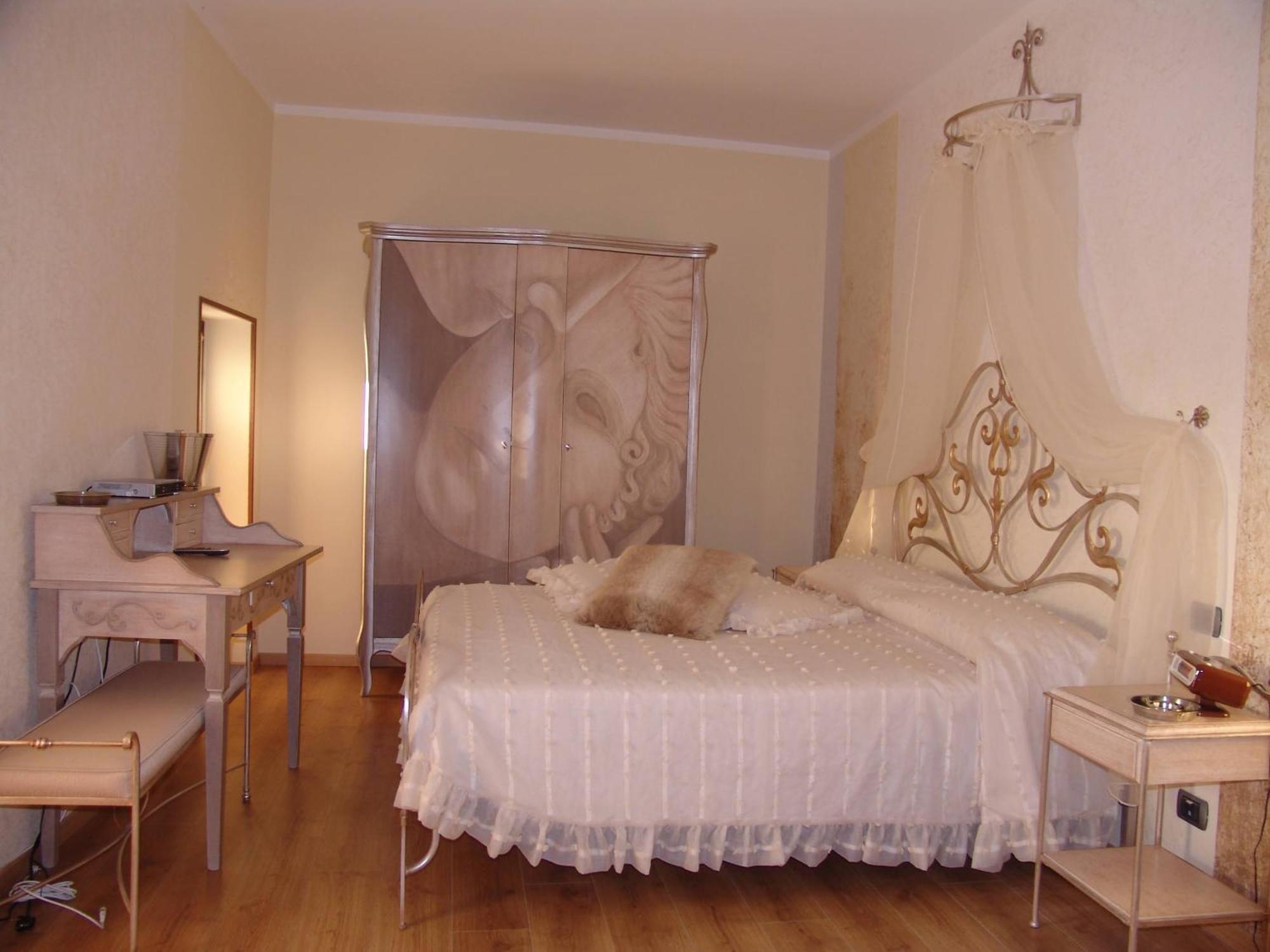 Hotel Manuela Le Quattro Coppe Desenzano del Garda Exterior foto